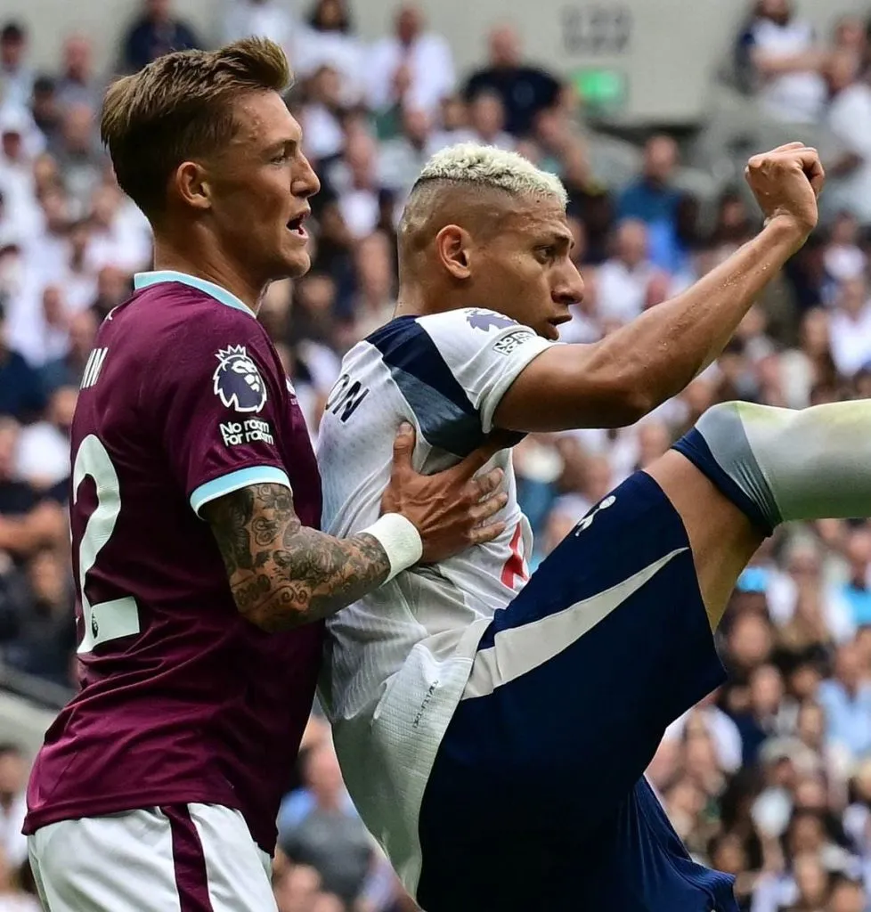 Sonne marcando a Richarlison. (Foto: Getty Images)