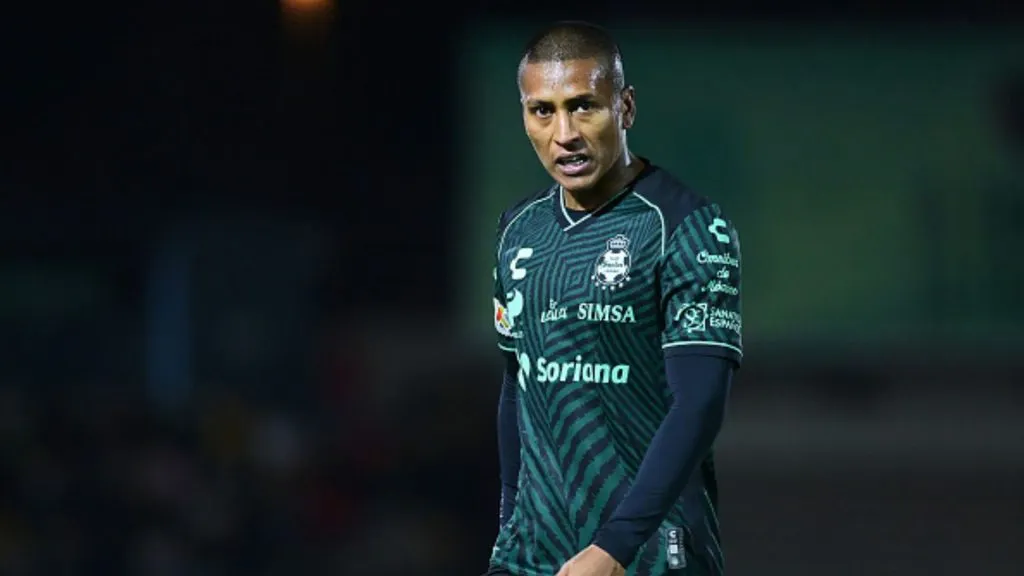 Pedro Aquino con camiseta de Santos Laguna.