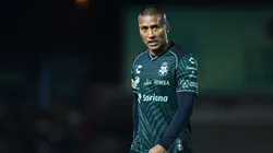 Pedro Aquino con camiseta de Santos Laguna.