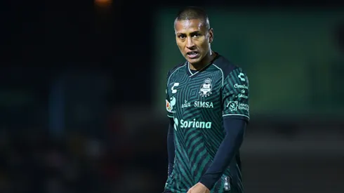 Pedro Aquino con camiseta de Santos Laguna.
