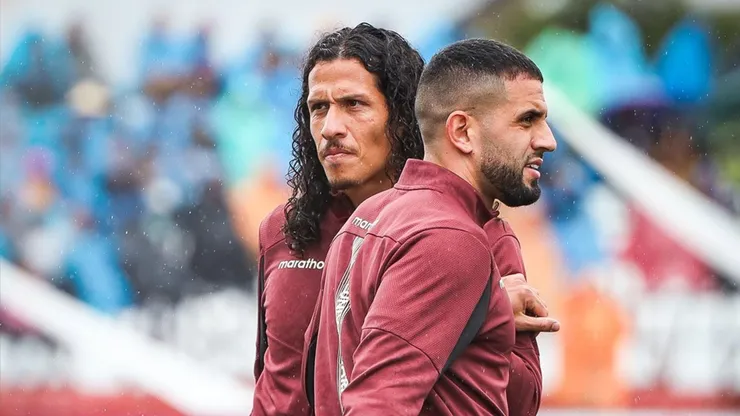 Williams Riveros y Matías Di Benedetto calentando en Universitario.