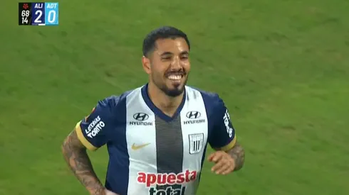 Sergio Peña y su sonrisa por el gol de penal.