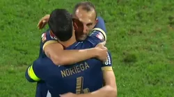 Hernán Barcos le dio la cinta y abrazó a Erick Noriega.