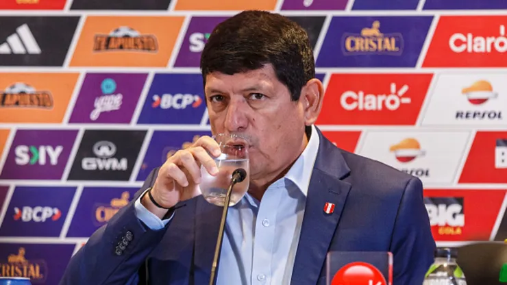 Agustín Lozano en conferencia de prensa en Videna.