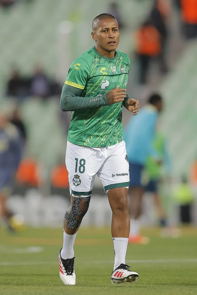 Pedro Aquino en Santos Laguna. (Photo by Manuel Guadarrama/Getty Images)