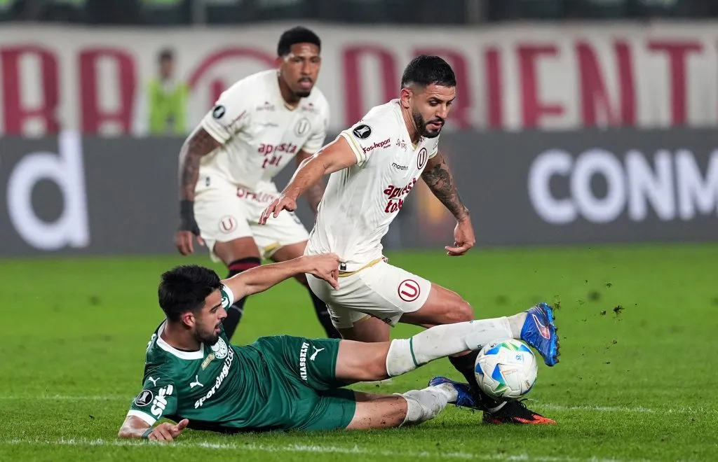 José López jugando contra Universitario. (Photo by Raul Sifuentes/Getty Images)