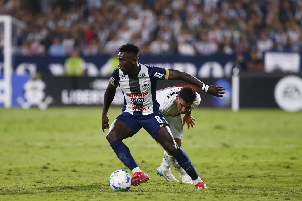 Eryc Castillo enfrentando a Boca Juniors en Copa Libertadores. (Photo by Fernando Sangama/Getty Images)