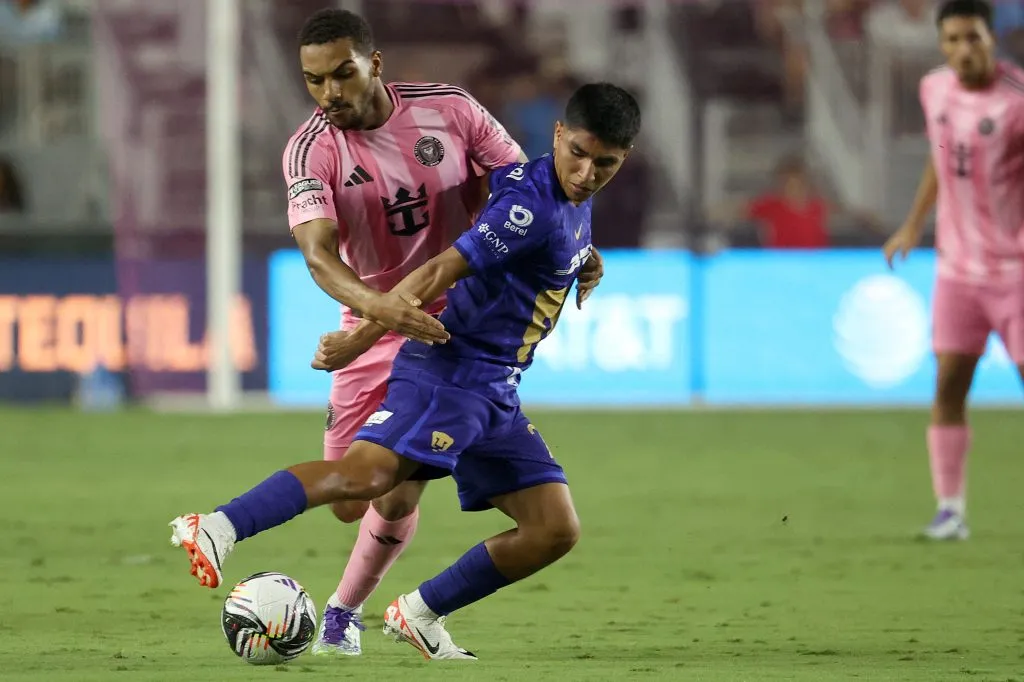 Piero Quispe jugando contra el Inter Miami. (Photo by Leonardo Fernandez/Getty Images)