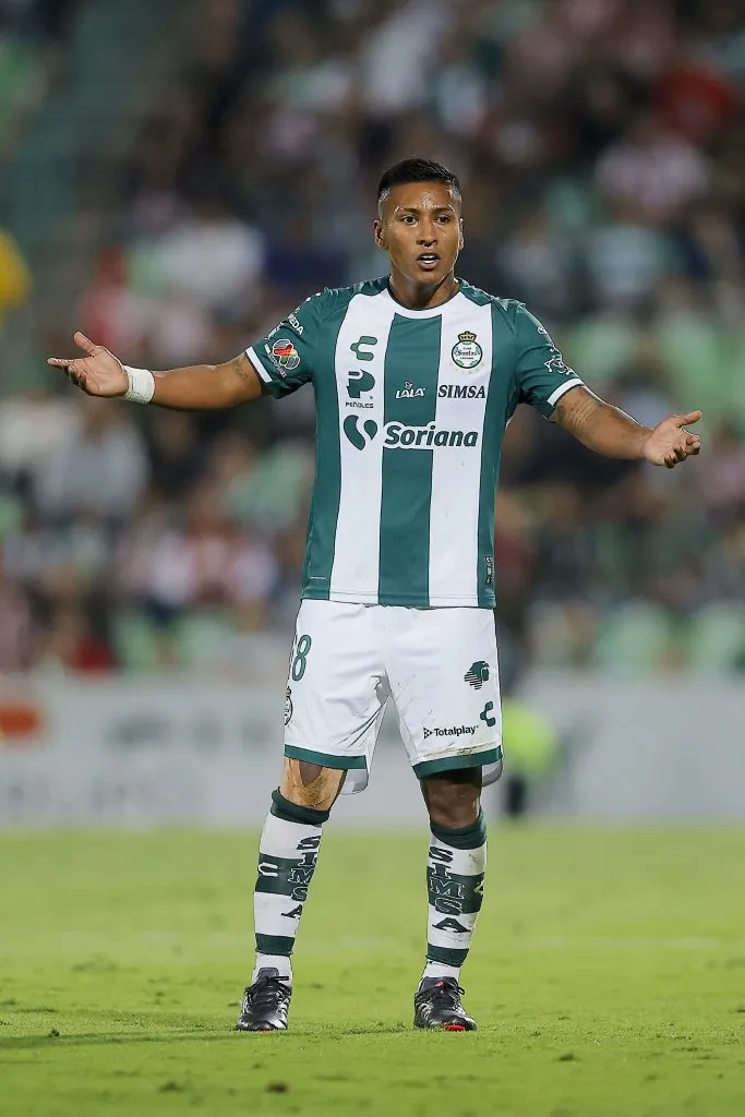 Pedro Aquino jugando en Santos Laguna. (Photo by Manuel Guadarrama/Getty Images)