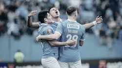 Jugadores de Sporting Cristal abrazados.