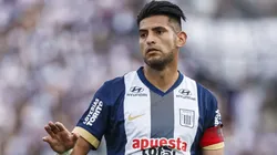 Carlos Zambrano con camiseta de Alianza Lima.