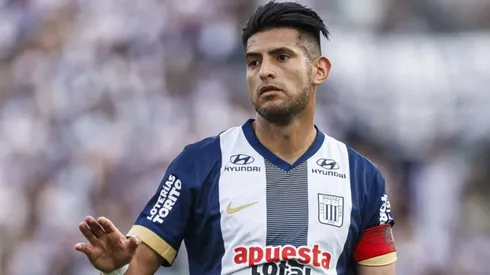 Carlos Zambrano con camiseta de Alianza Lima.