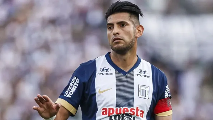 Carlos Zambrano con camiseta de Alianza Lima.