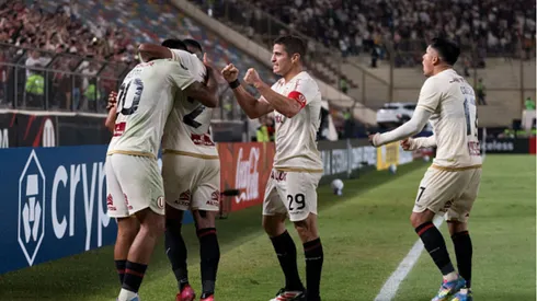 Jugadores de Universitario celebrando.