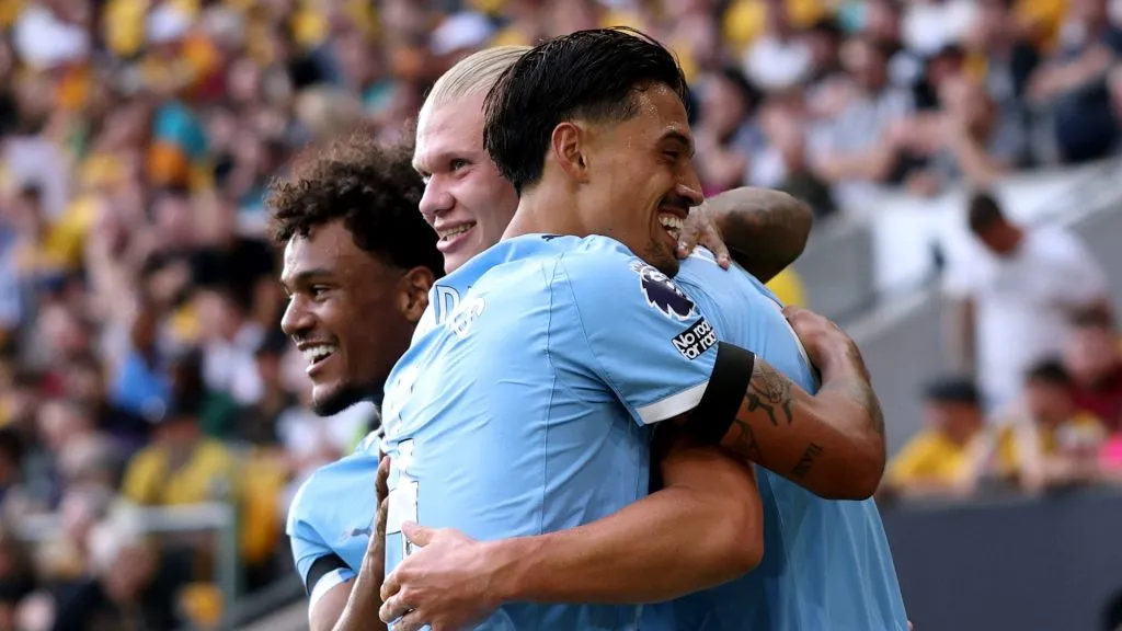 El abrazo de Reijnders y Haaland, figuras ante Wolverhampton (Getty Images).