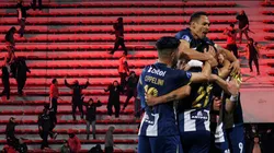 Jugadores de Alianza Lima abrazados.