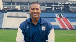 Pedro Aquino con indumentaria de Alianza Lima.