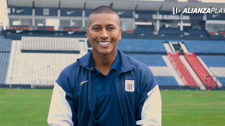 Pedro Aquino con indumentaria de Alianza Lima.