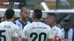 Tenso cruce entre Alex Valera y Hernán Barcos.