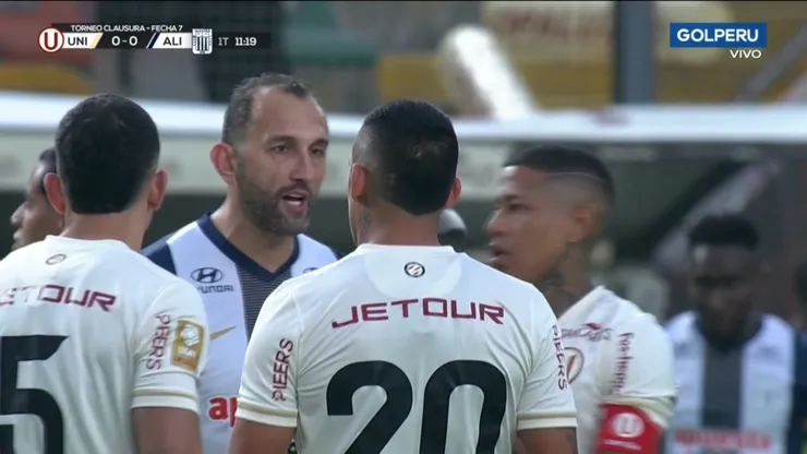Tenso cruce entre Alex Valera y Hernán Barcos.