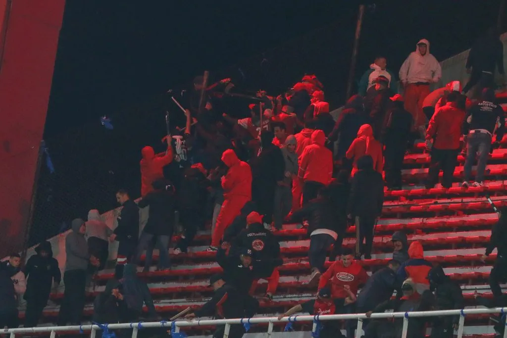 Incidentes en el Independiente vs. Universidad de Chile. (Photo by Sebastián Ñanco/Getty Images)