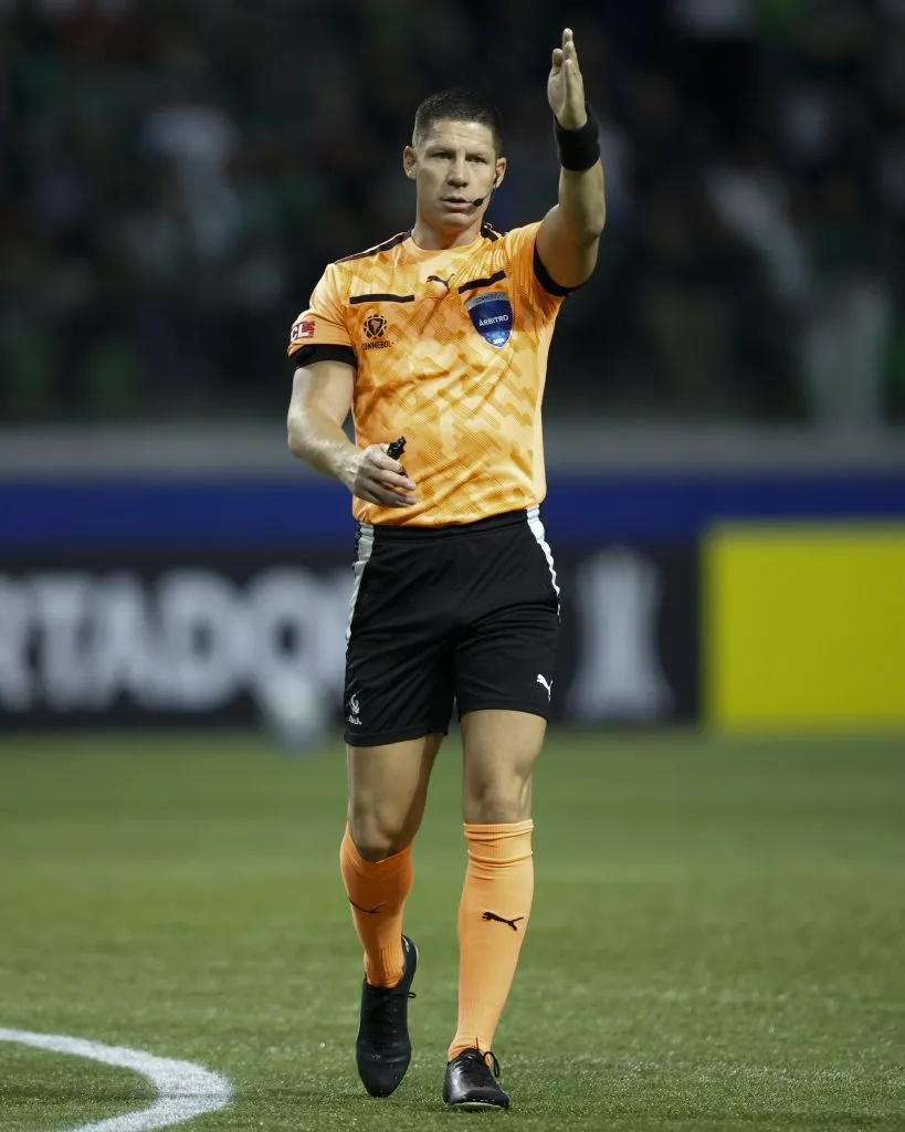 Referee Maximiliano Ramirez dirigiendo un partido de Copa CONMEBOL Libertadores 2025. (Photo by Miguel Schincariol/Getty Images)