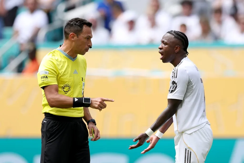 Referee Facundo Tello trabajando en el FIFA Club World Cup 2025 con Vinicius Jr. (Photo by Megan Briggs/Getty Images)