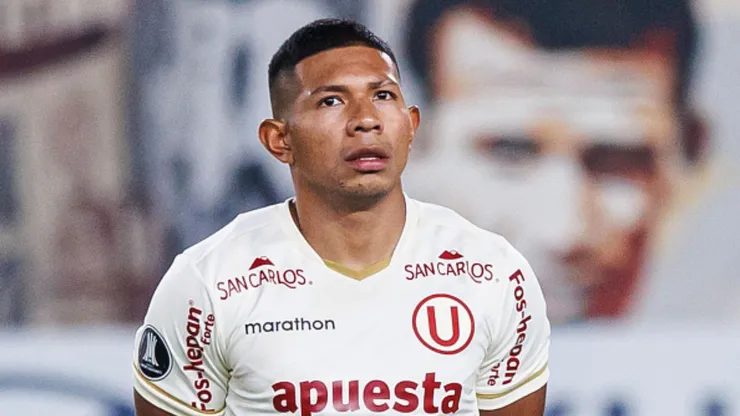 Edison Flores con camiseta de Universitario.