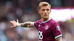 Oliver Sonne con camiseta de Burnley FC.