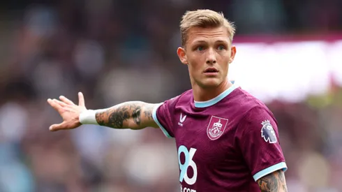 Oliver Sonne con camiseta de Burnley FC.