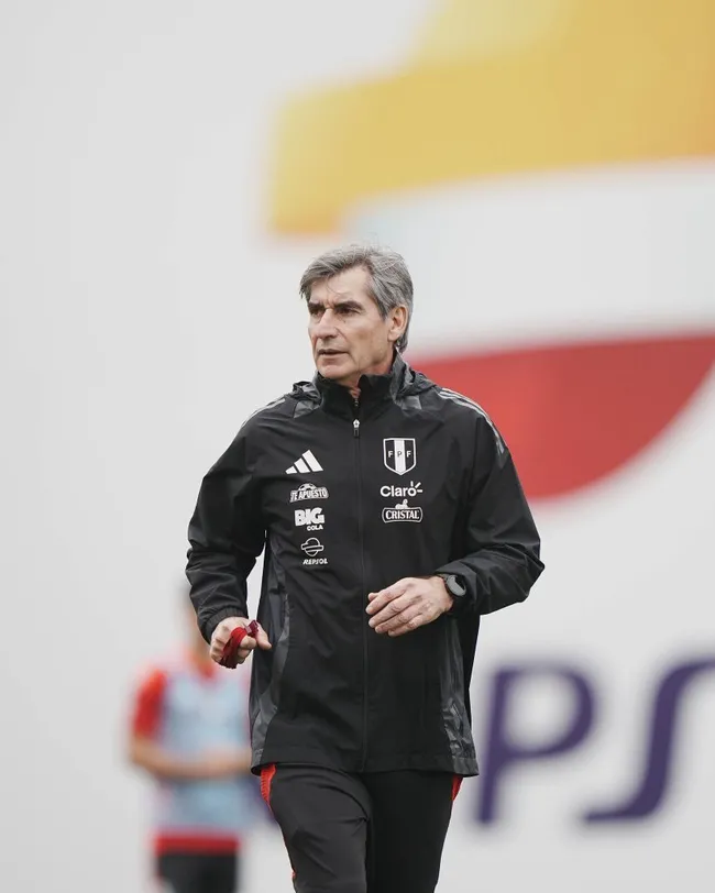 Óscar Ibáñez trabajando en la Selección Peruana. (Foto: X).