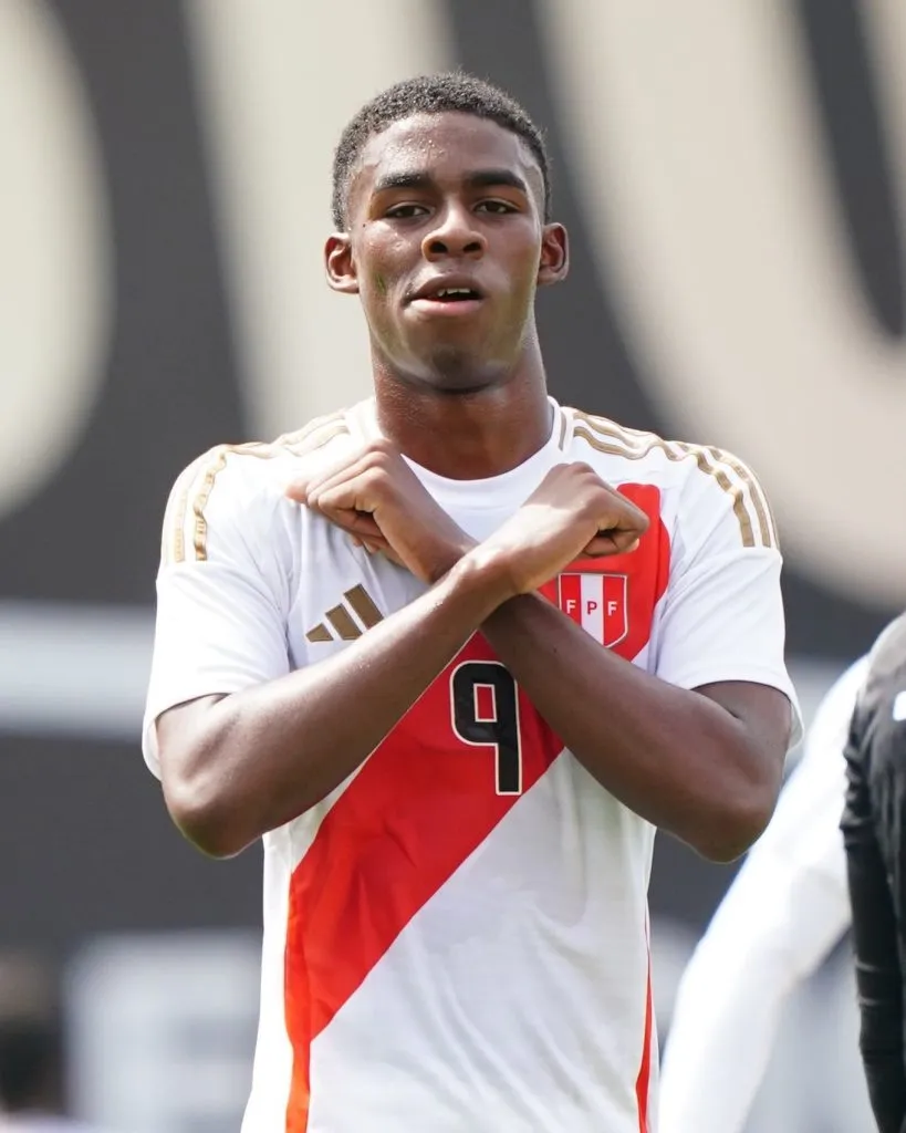 Víctor Guzmán en las categorías inferiores de la Selección Peruana. (Foto: X).