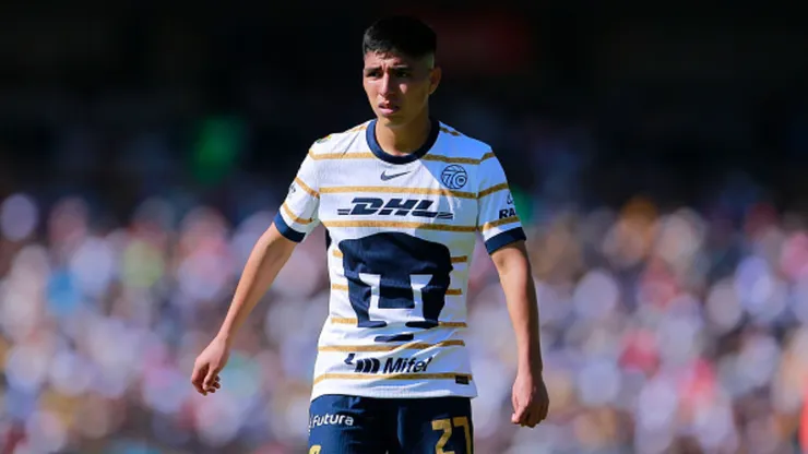 Piero Quispe con camiseta de Pumas.