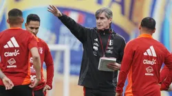 Óscar Ibáñez probó dos onces previo al duelo ante Uruguay.