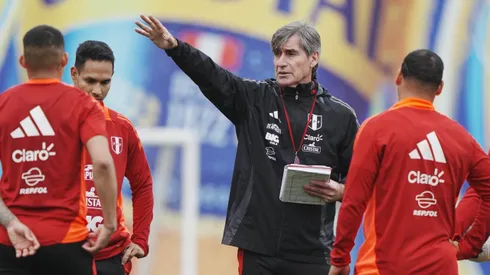 Óscar Ibáñez probó dos onces previo al duelo ante Uruguay.
