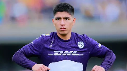Piero Quispe con camiseta de Pumas.