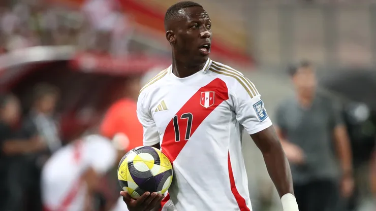 Luis Advíncula es uno de los jugadores elegidos por Óscar Ibáñez para continuar defendiendo la camiseta de Perú en las Eliminatorias Sudamericanas.