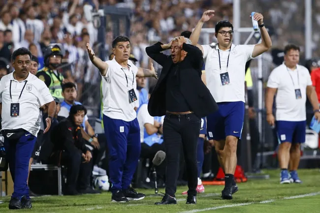 Néstor Gorosito haciendo historia en Alianza Lima. (Photo by Fernando Sangama/Getty Images)