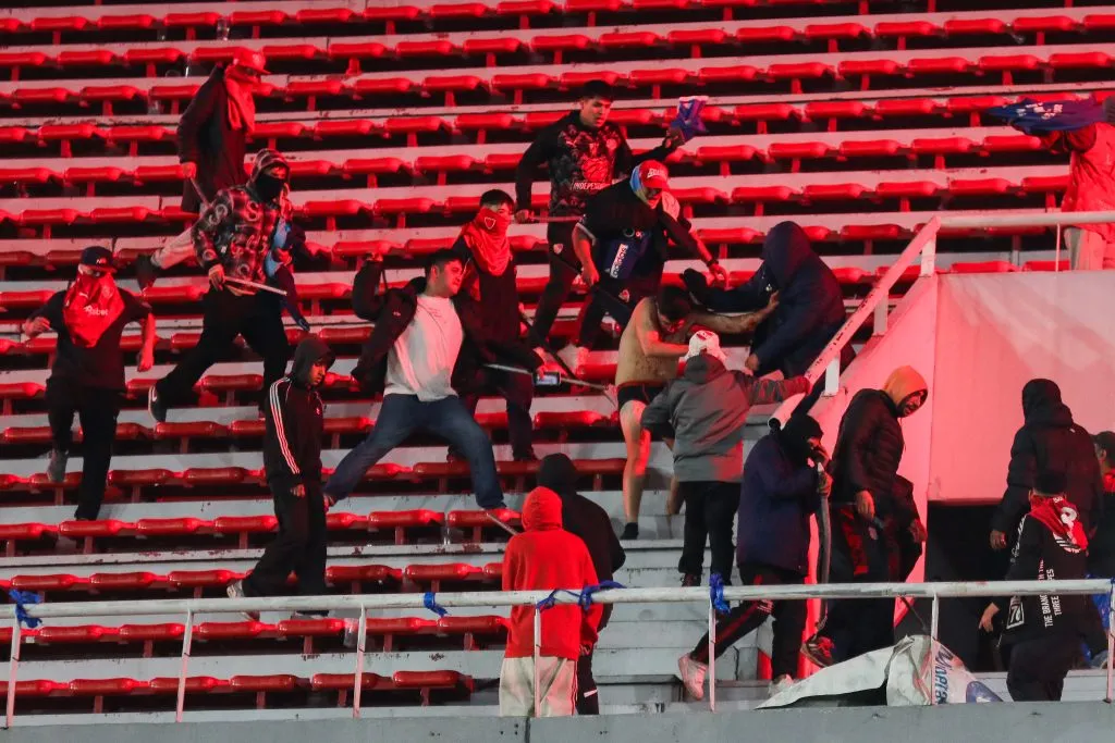 Hinchas de Independiente vs. hinchas de la Universidad de Chile (Foto: Getty).