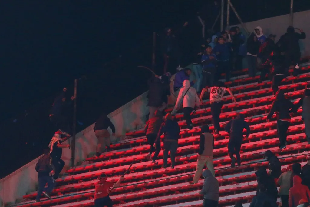 Pelea entre los hinchas de Independiente y U. de Chile (Foto: Getty).