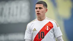 Felipe Chávez con camiseta de la Selección Peruana.
