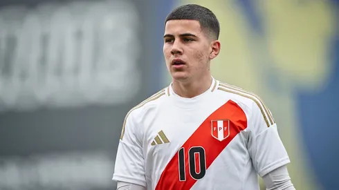 Felipe Chávez con camiseta de la Selección Peruana.