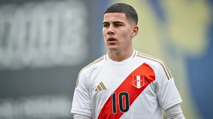 Felipe Chávez con camiseta de la Selección Peruana.