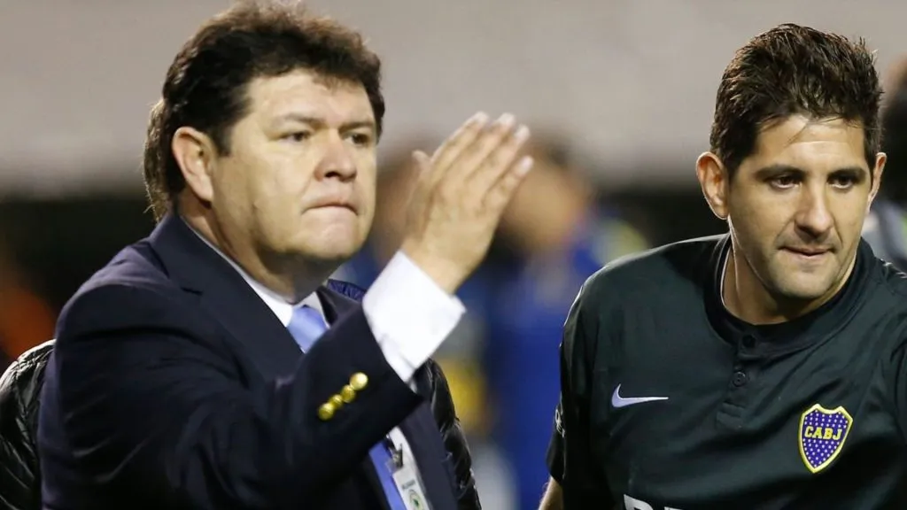 Roger Bello, veedor del día del gas pimienta, al lado del ex arquero de Boca, Agustín Orión (Getty Images).