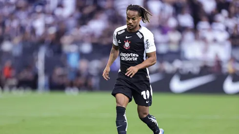 André Carrillo con camiseta de Corinthians.