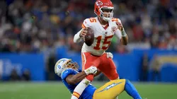 Patrick Mahomes, presionado por Daiyan Henley, en el duelo Chiefs vs. Chargers en Brasil.