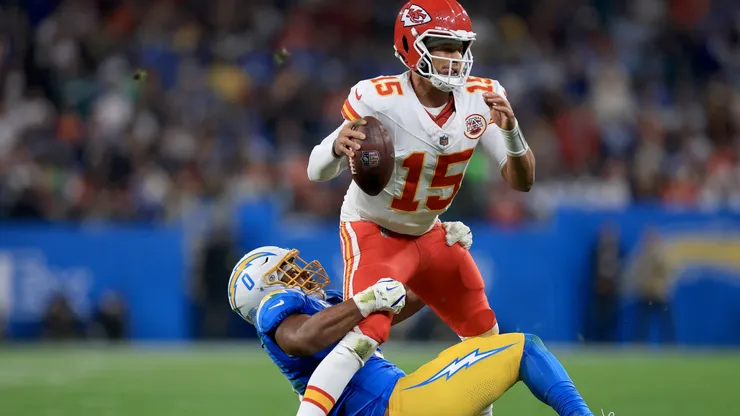 Patrick Mahomes, presionado por Daiyan Henley, en el duelo Chiefs vs. Chargers en Brasil.