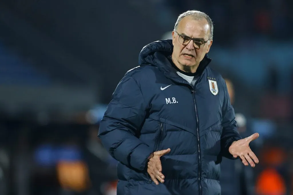 Marcelo Bielsa dirigiendoa Uruguay contra Perú. (Photo by Ernesto Ryan/Getty Images)