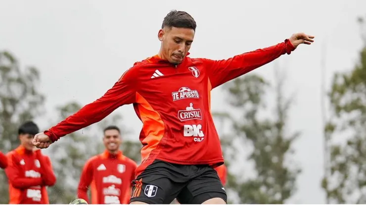 Erick Noriega entrenando con Perú.