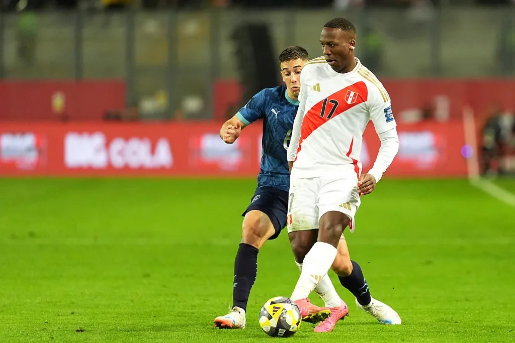 Luis Advíncula de los peores en Perú. (Photo by Raul Sifuentes/Getty Images)